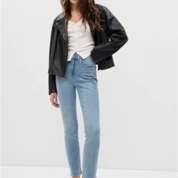 GAP Size 2 CLASSIC STRAIGHT
HIGH RISE - Picture 2 of 6